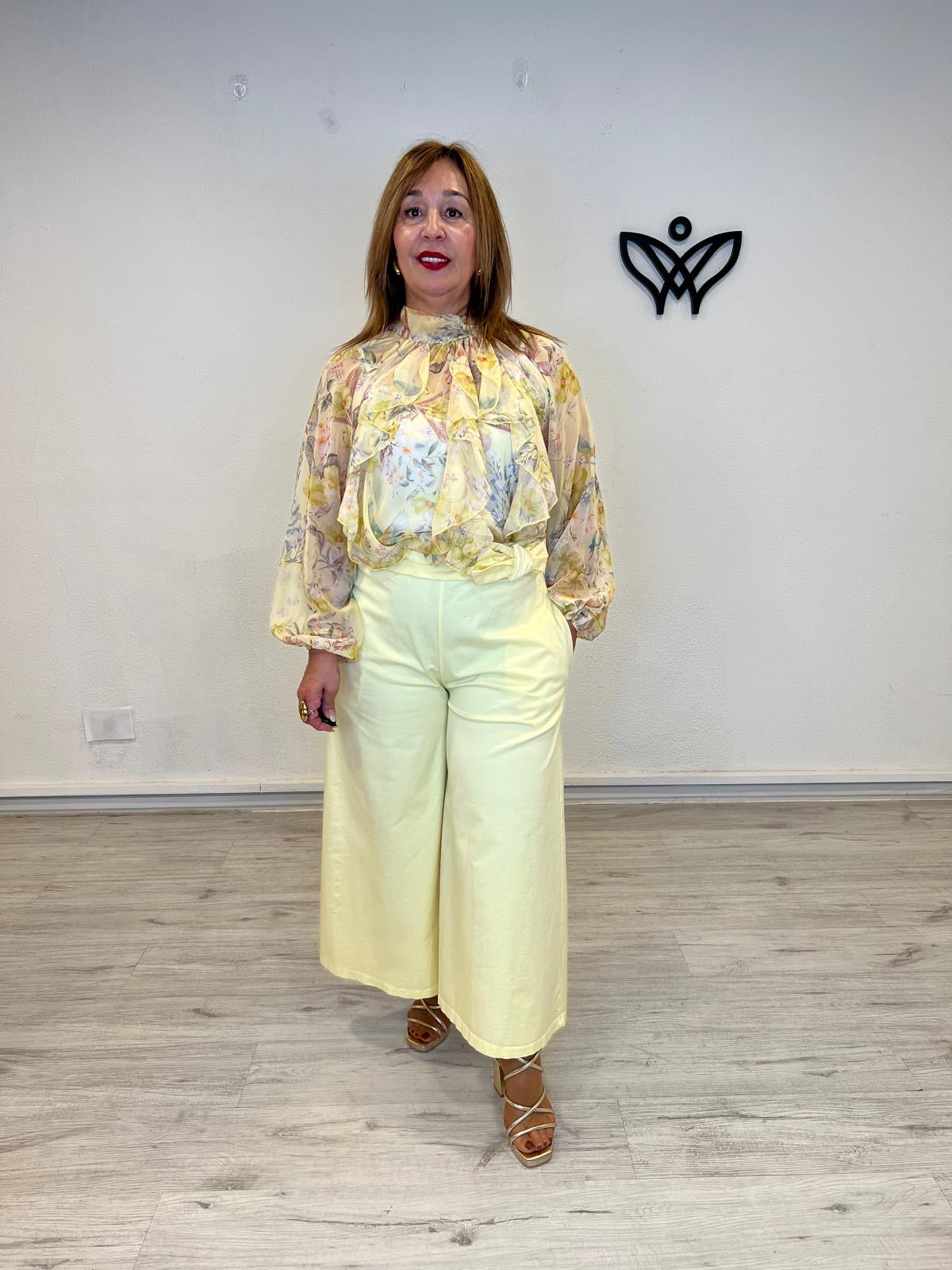 Pantalón midi bolsillos amarillo