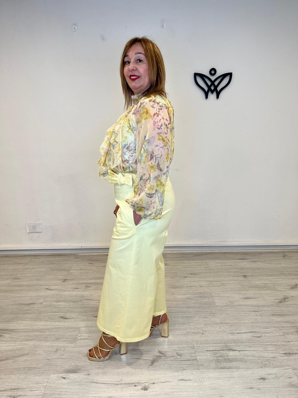 Pantalón midi bolsillos amarillo