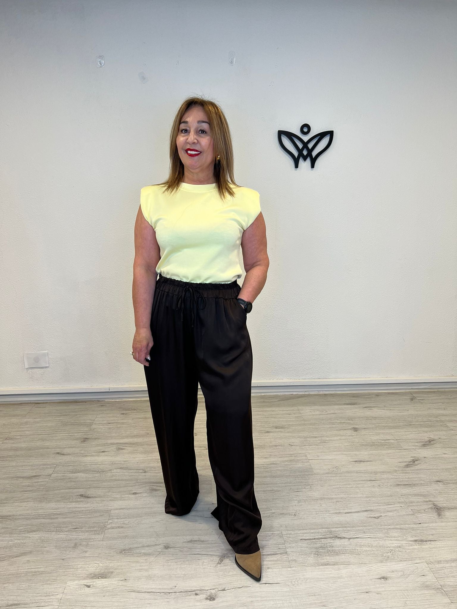 Pantalón satinado marrón chocolate recto con goma