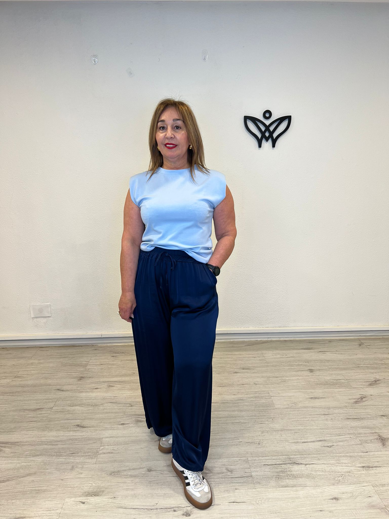 Pantalón satinado azul marino cómodo y elegante