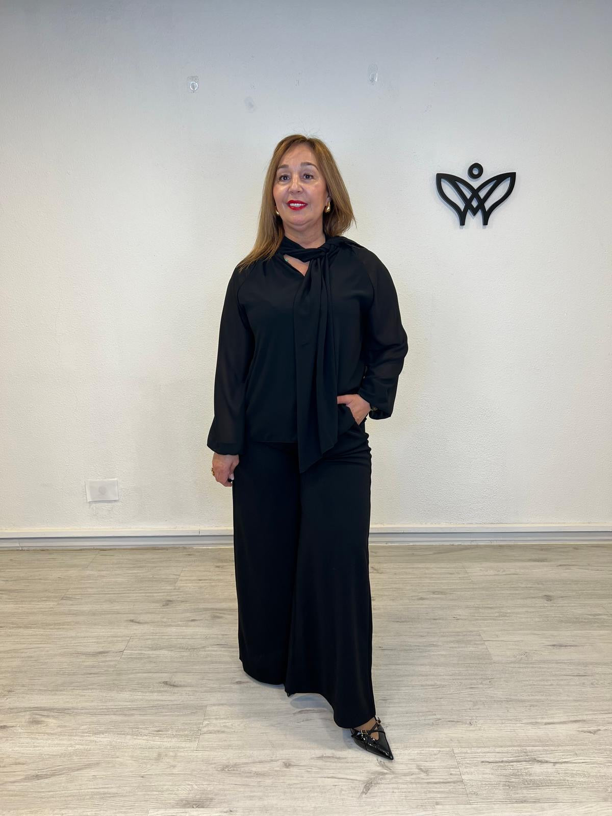 Camisa de gasa negra fluida con lazada