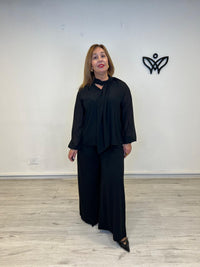 Camisa de gasa negra fluida con lazada