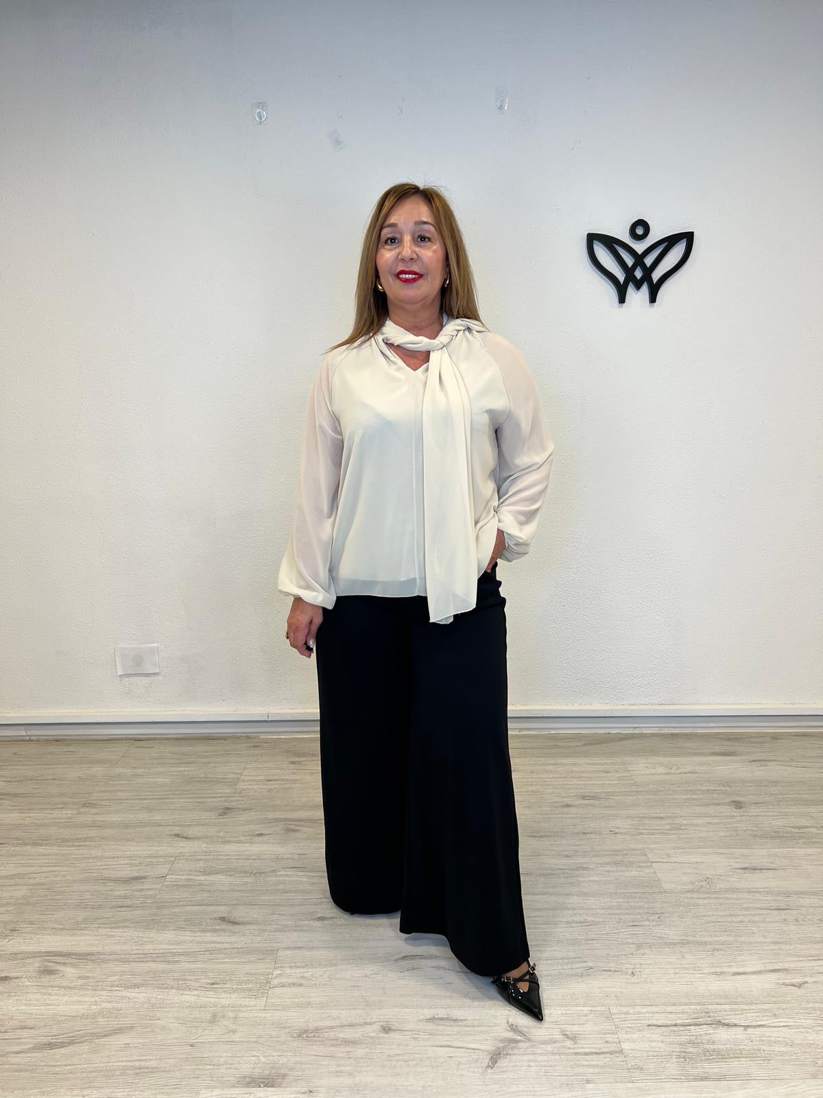 Camisa de gasa beige fluida con lazada