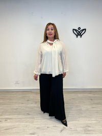Camisa de gasa beige fluida con lazada
