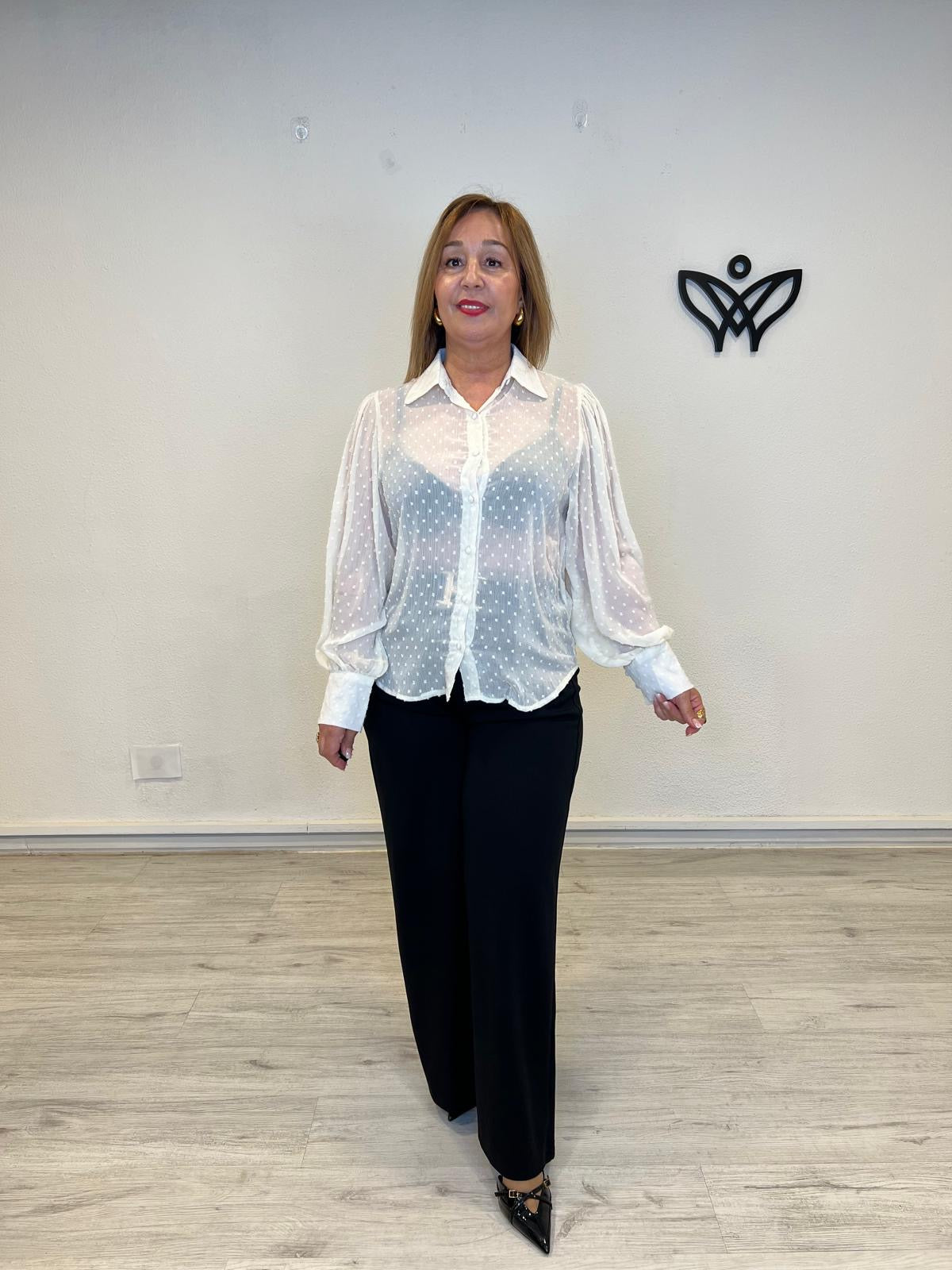 Camisa plumeti beige fluida con manga abullonada