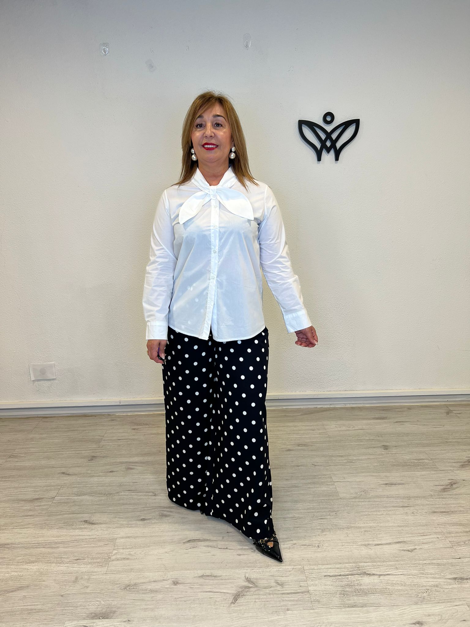Camisa blanca de algodón con lazada