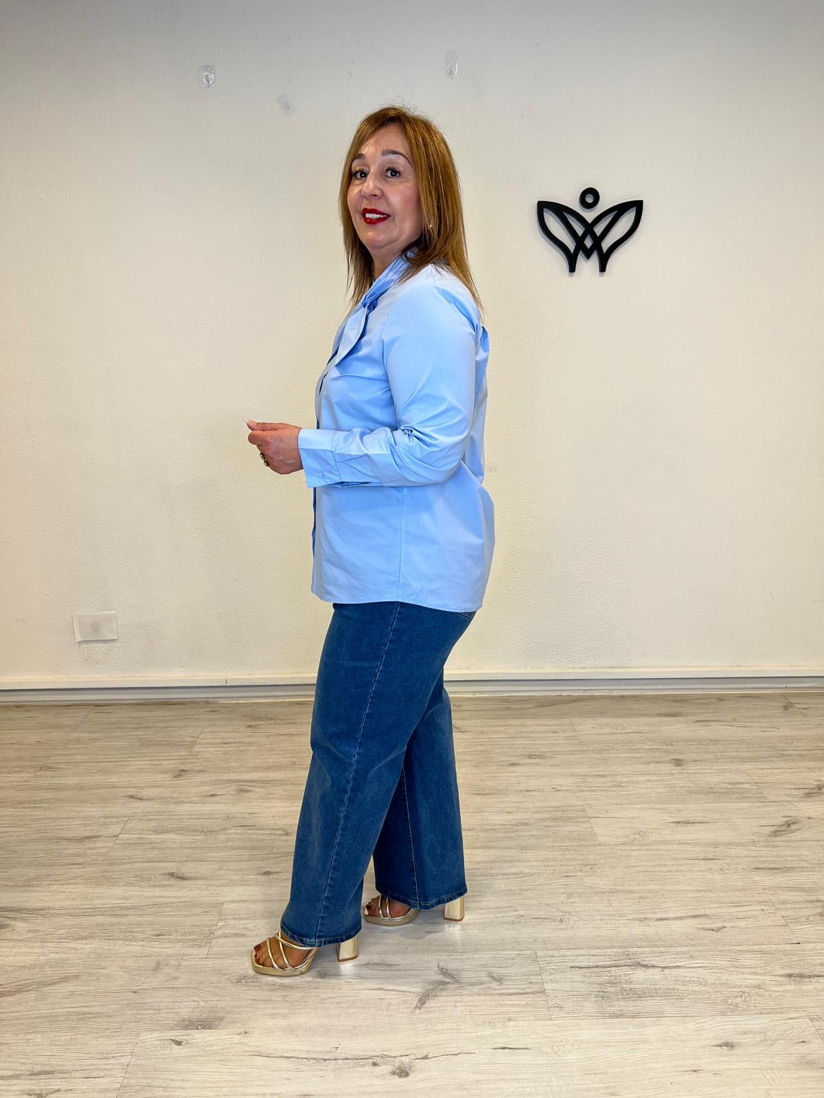 Camisa azul cielo con lazada