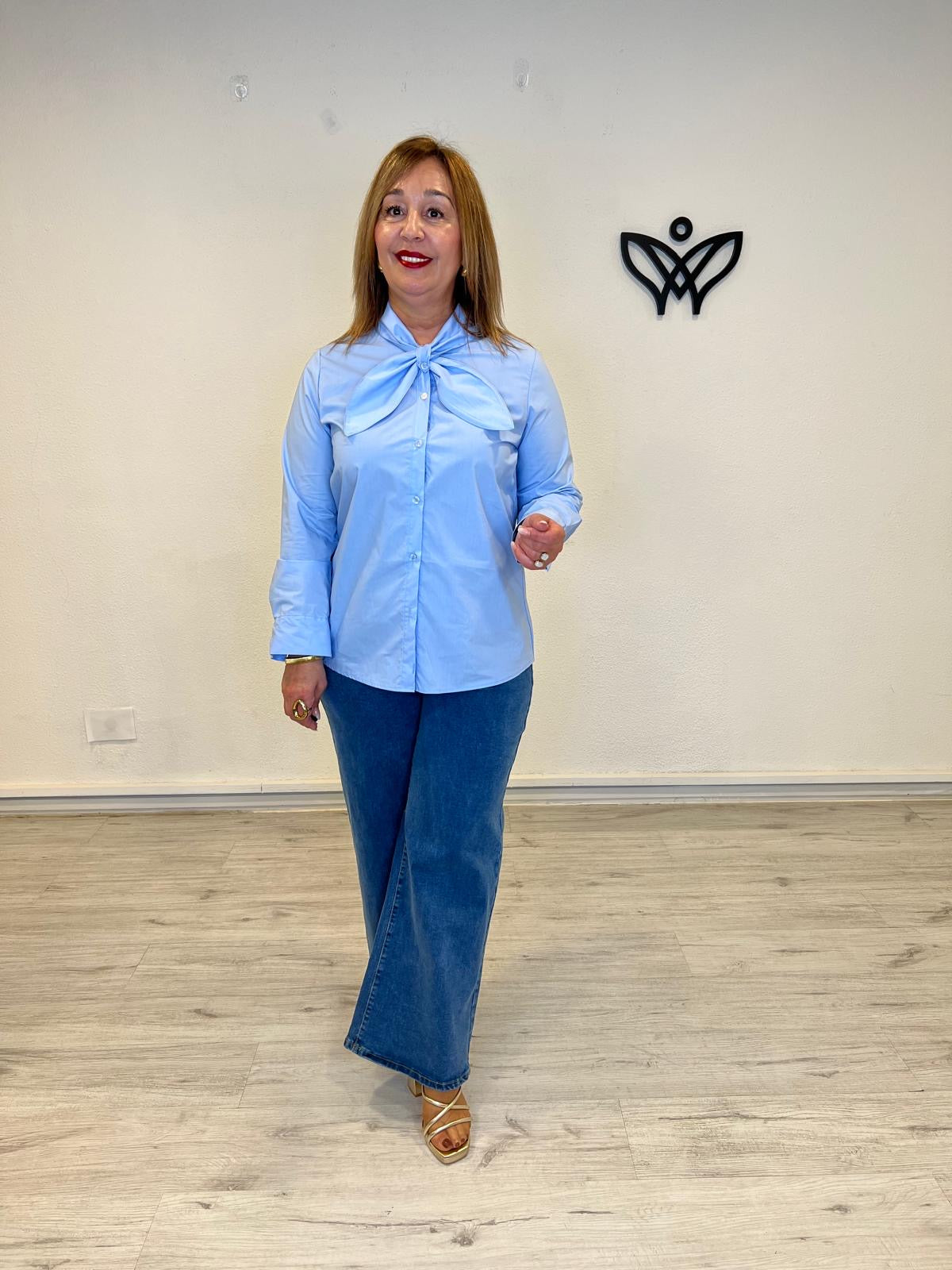 Camisa azul cielo con lazada