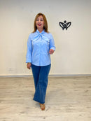 Camisa azul cielo con lazada
