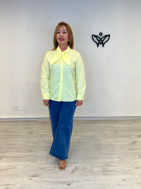 Camisa amarilla con lazada