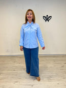 Camisa azul cielo con lazada
