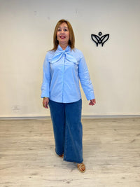 Camisa azul cielo con lazada