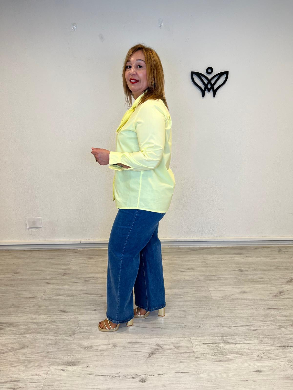 Camisa amarilla con lazada