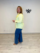 Camisa amarilla con lazada