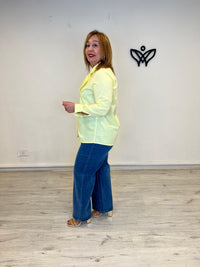 Camisa amarilla con lazada