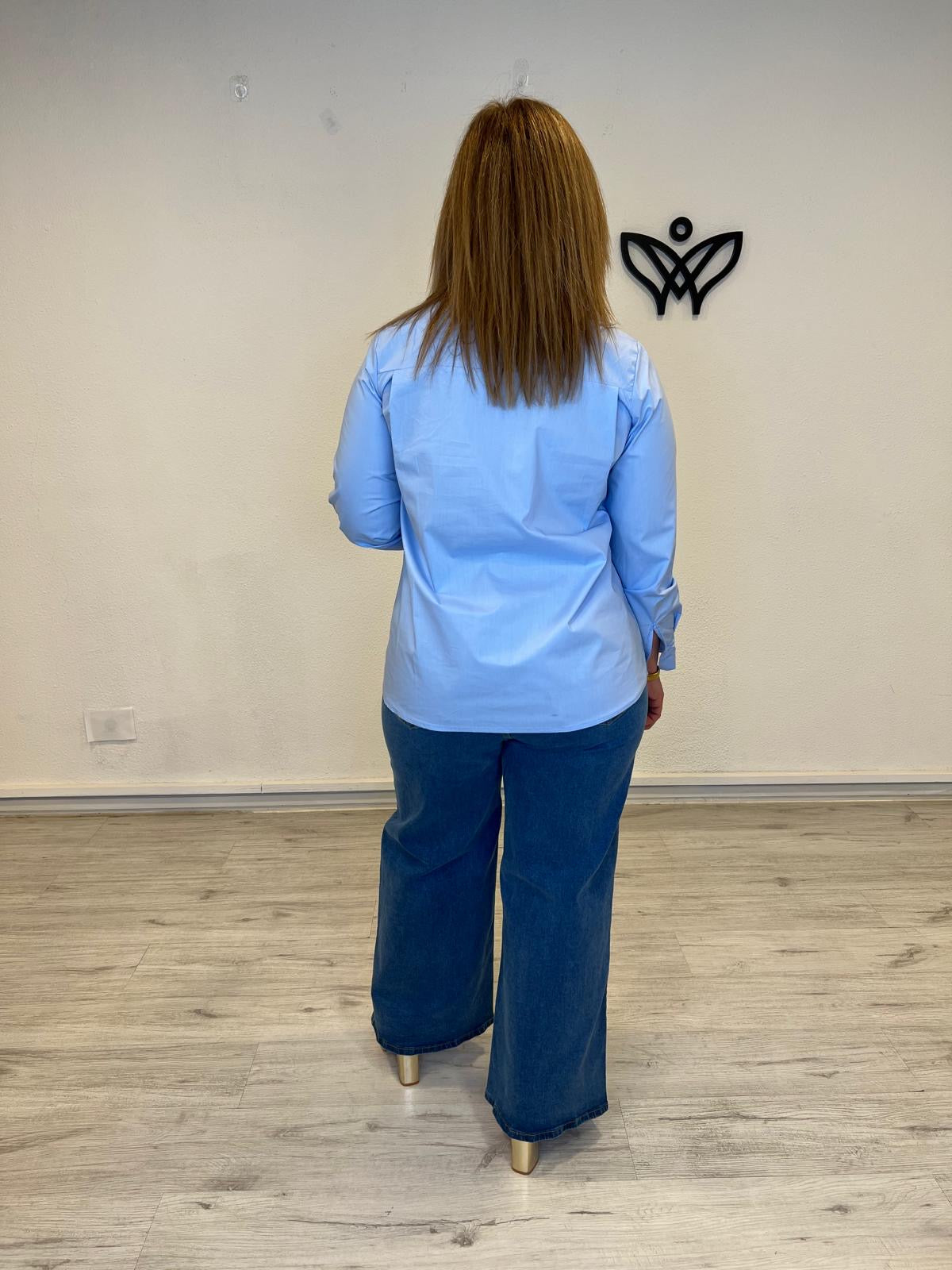Camisa azul cielo con lazada