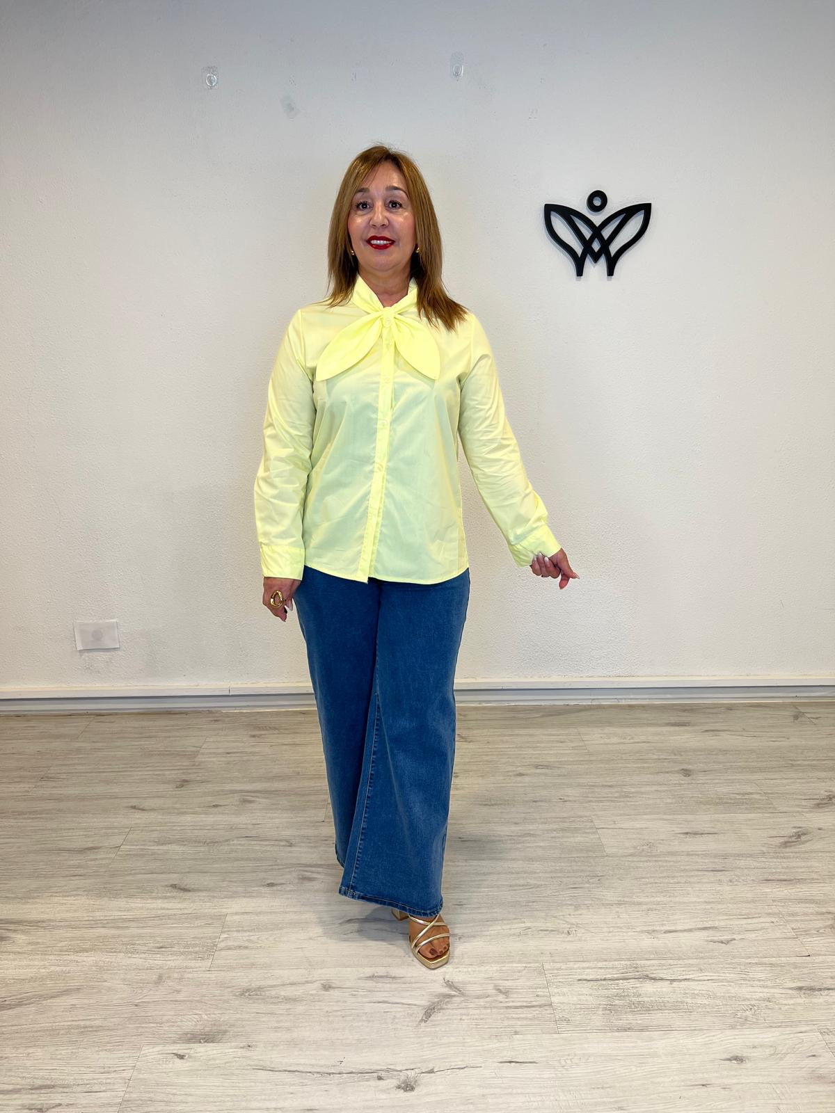 Camisa amarilla con lazada