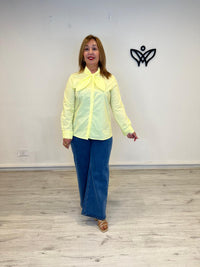 Camisa amarilla con lazada
