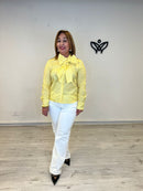 Camisa amarilla de rayas con lazo tendencia