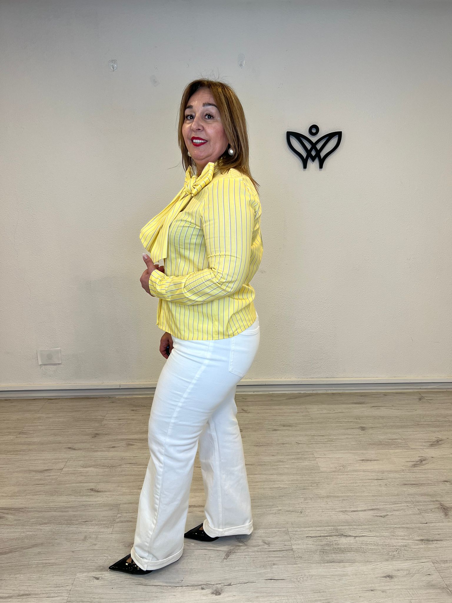 Camisa amarilla de rayas con lazo tendencia