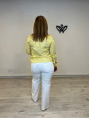 Camisa amarilla de rayas con lazo tendencia