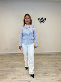 Camisa azul de rayas con lazo tendencia