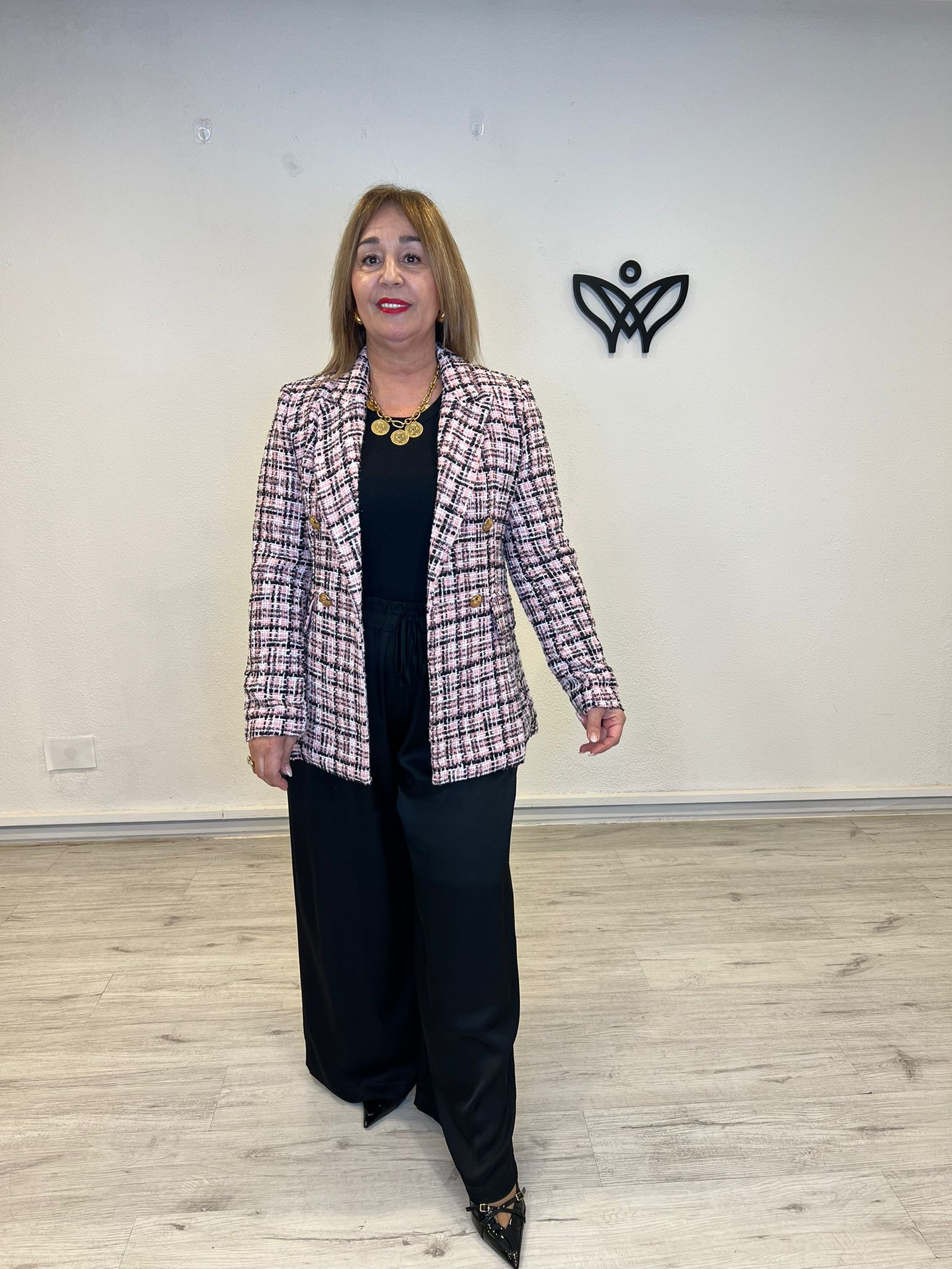 Chaqueta chanelita rosa con botones dorados