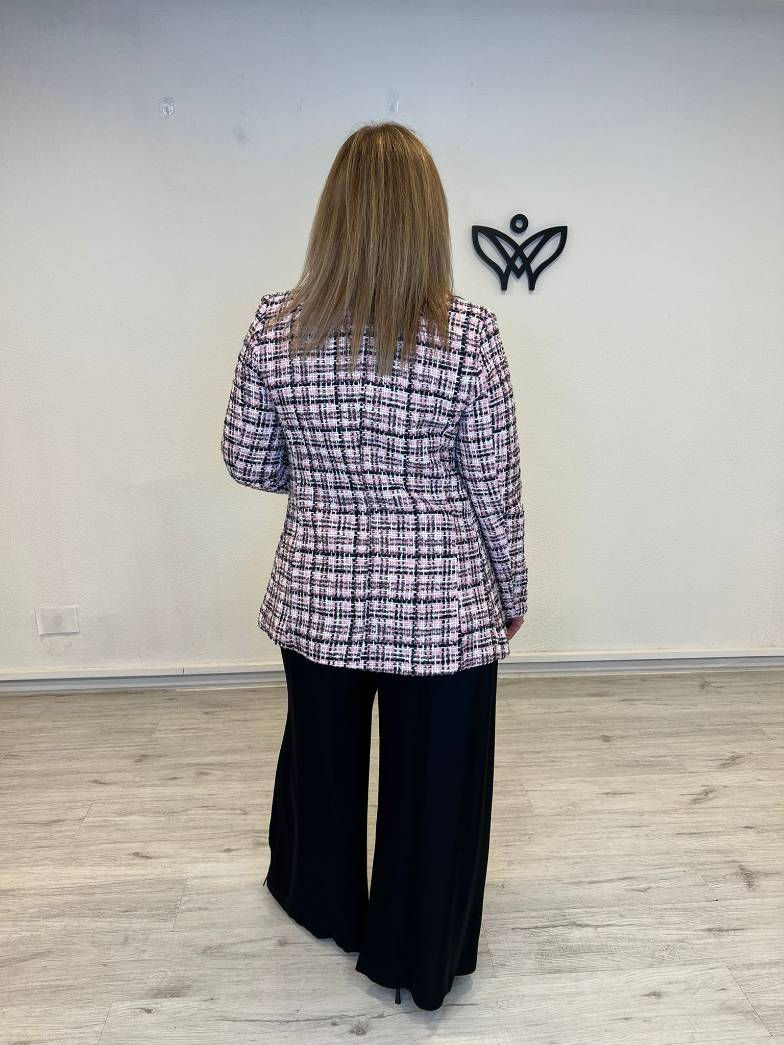 Chaqueta chanelita rosa con botones dorados