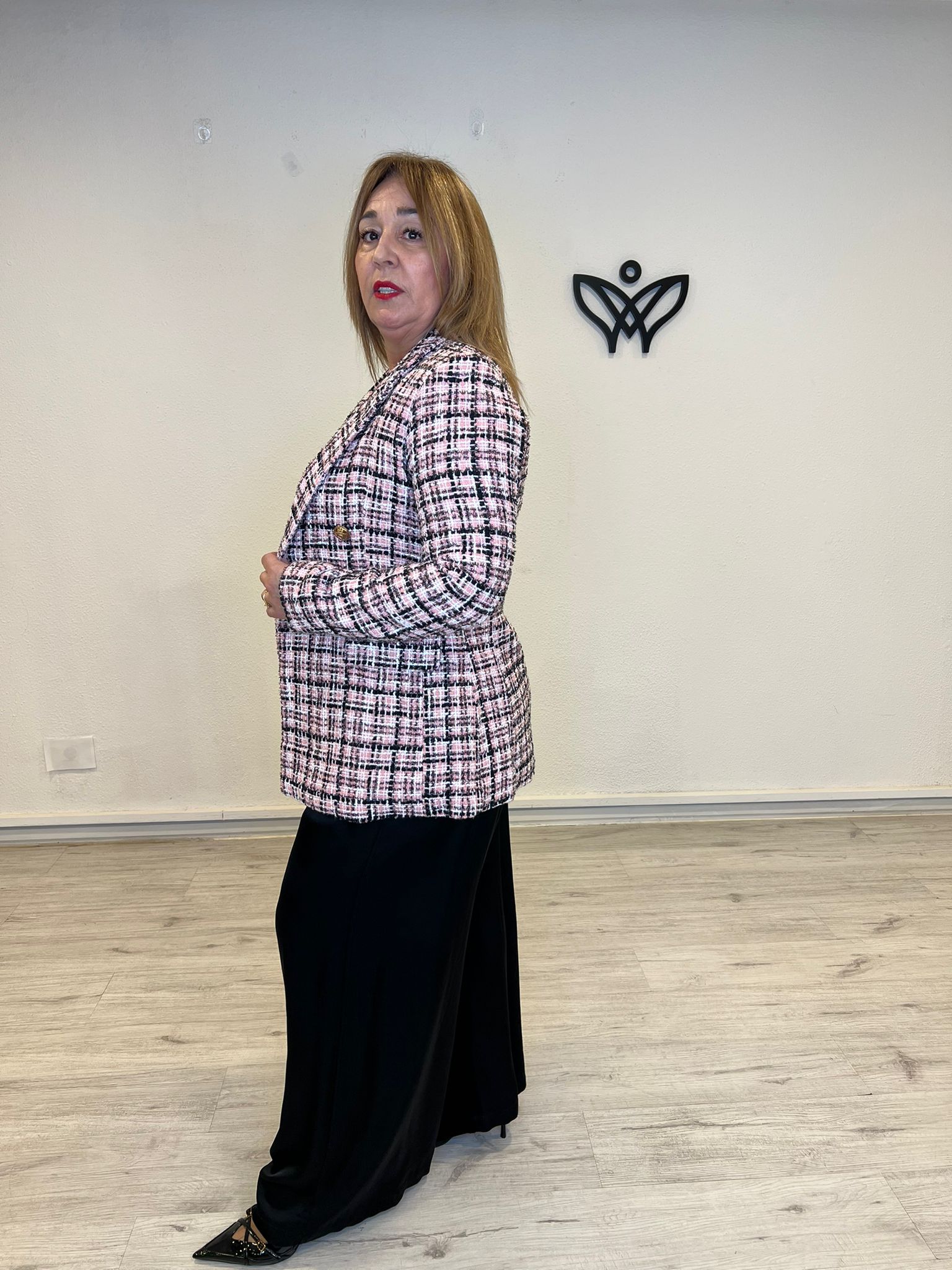 Chaqueta chanelita rosa con botones dorados