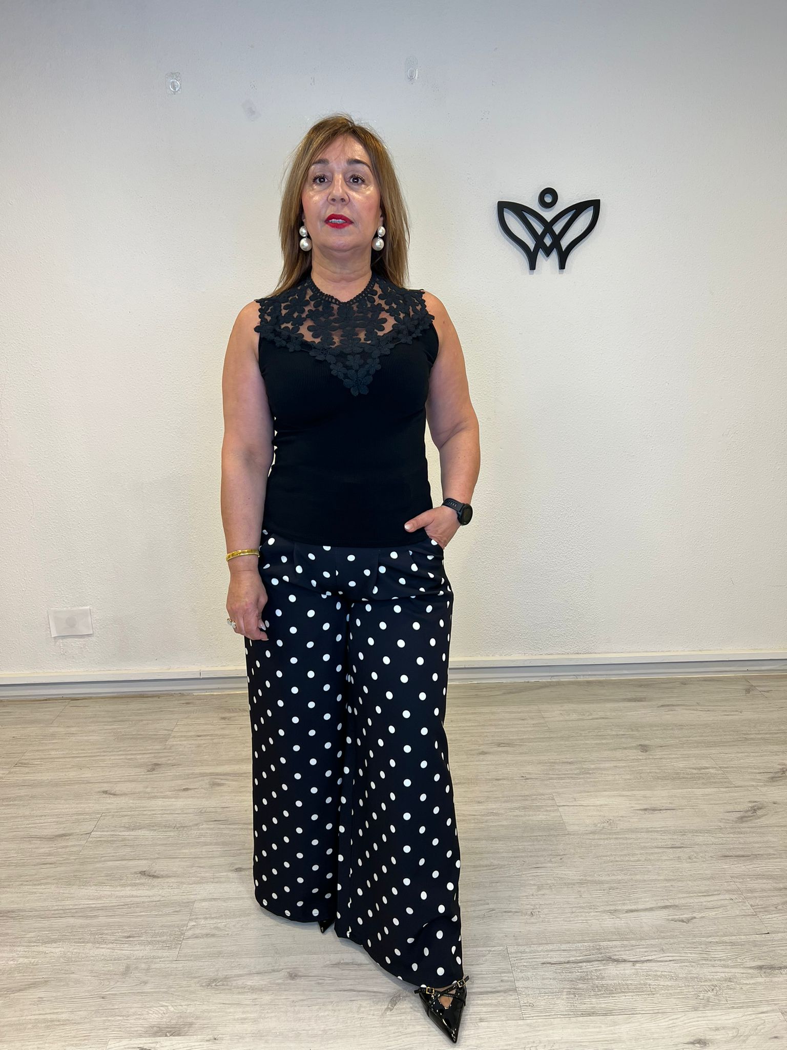 Top negro canalé con encaje