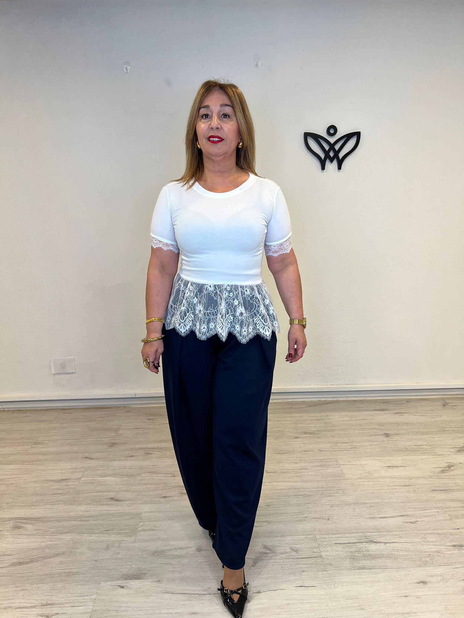 Camiseta blanca de mujer con encaje