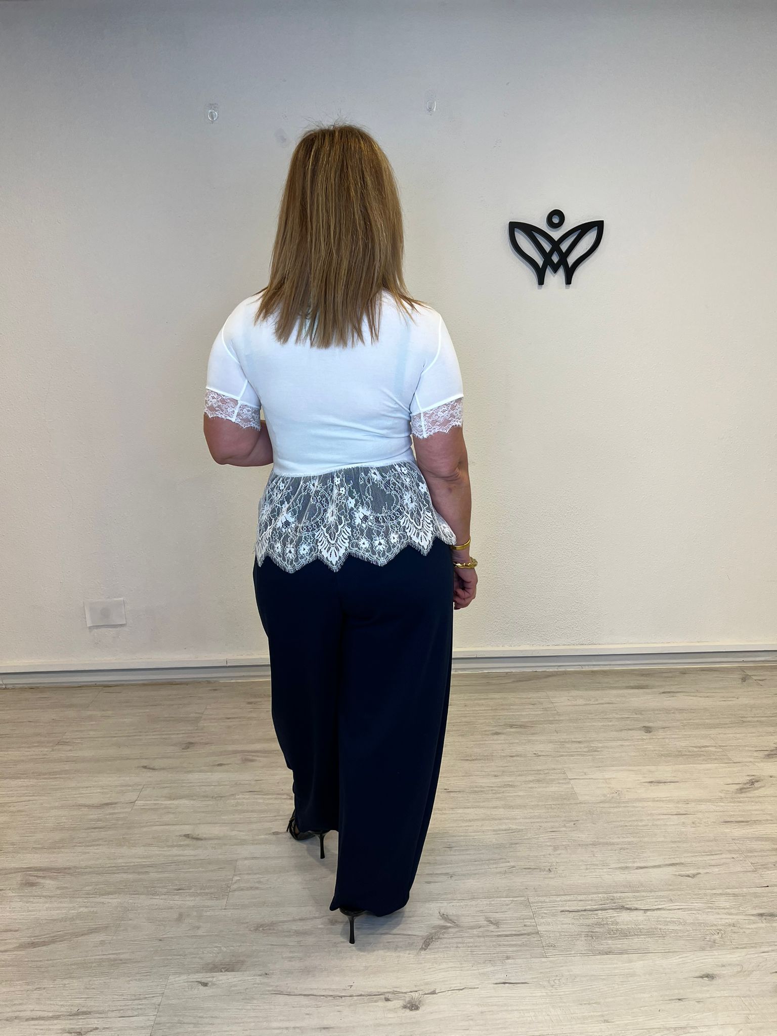 Camiseta blanca de mujer con encaje