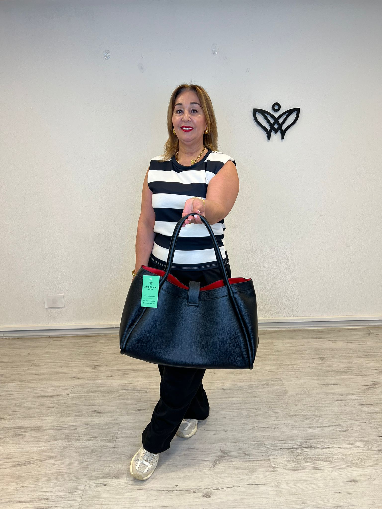 Bolso de piel negro con neceser y asa larga