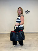 Bolso de piel negro con neceser y asa larga