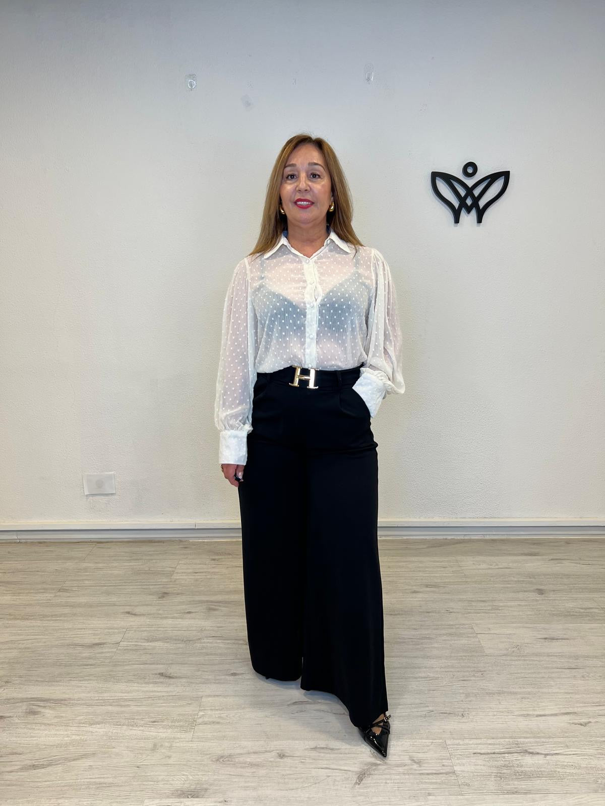 Pantalón palazzo negro con hebilla dorada y caída fluida