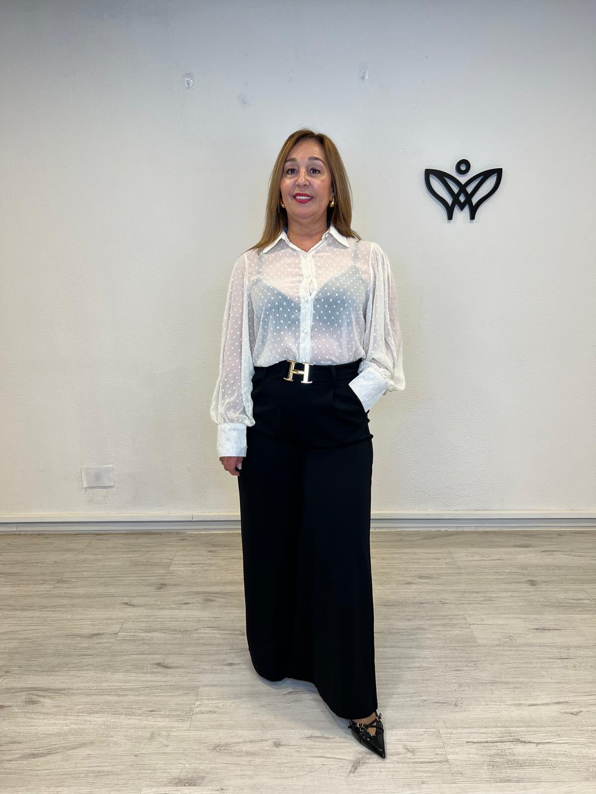 Pantalón palazzo negro con hebilla dorada y caída fluida