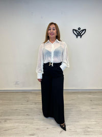Pantalón palazzo negro con hebilla dorada y caída fluida