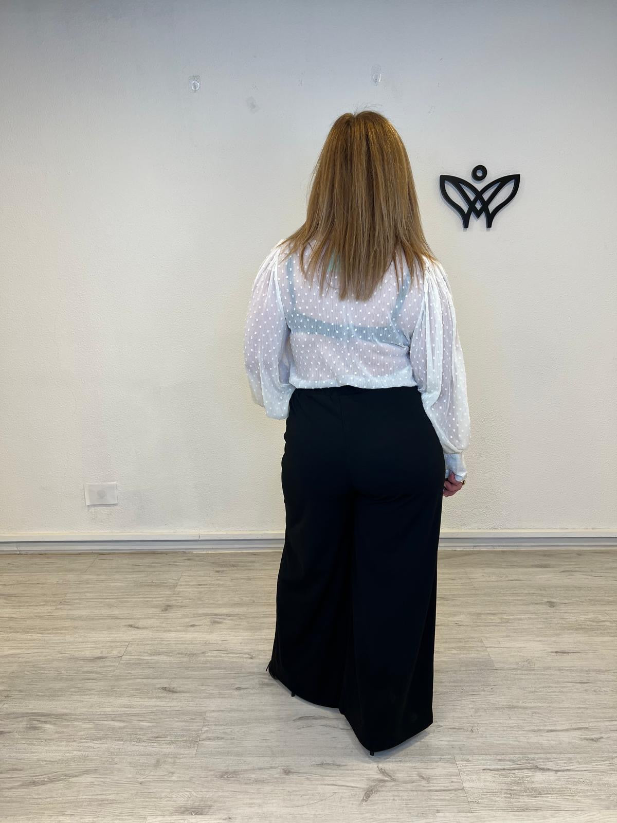 Pantalón palazzo negro con hebilla dorada y caída fluida