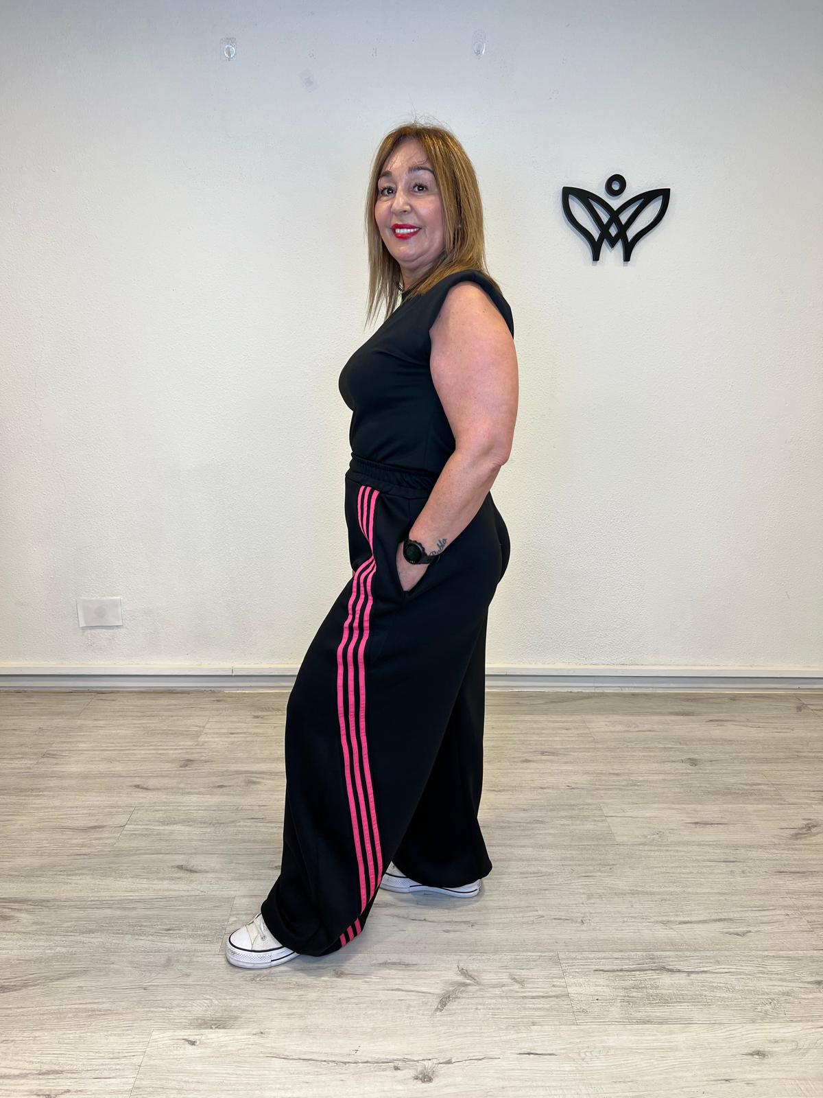 Pantalón deportivo negro con rayas fucsia y bajo ajustable