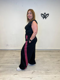 Pantalón deportivo negro con rayas fucsia y bajo ajustable