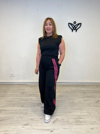 Pantalón deportivo negro con rayas fucsia y bajo ajustable