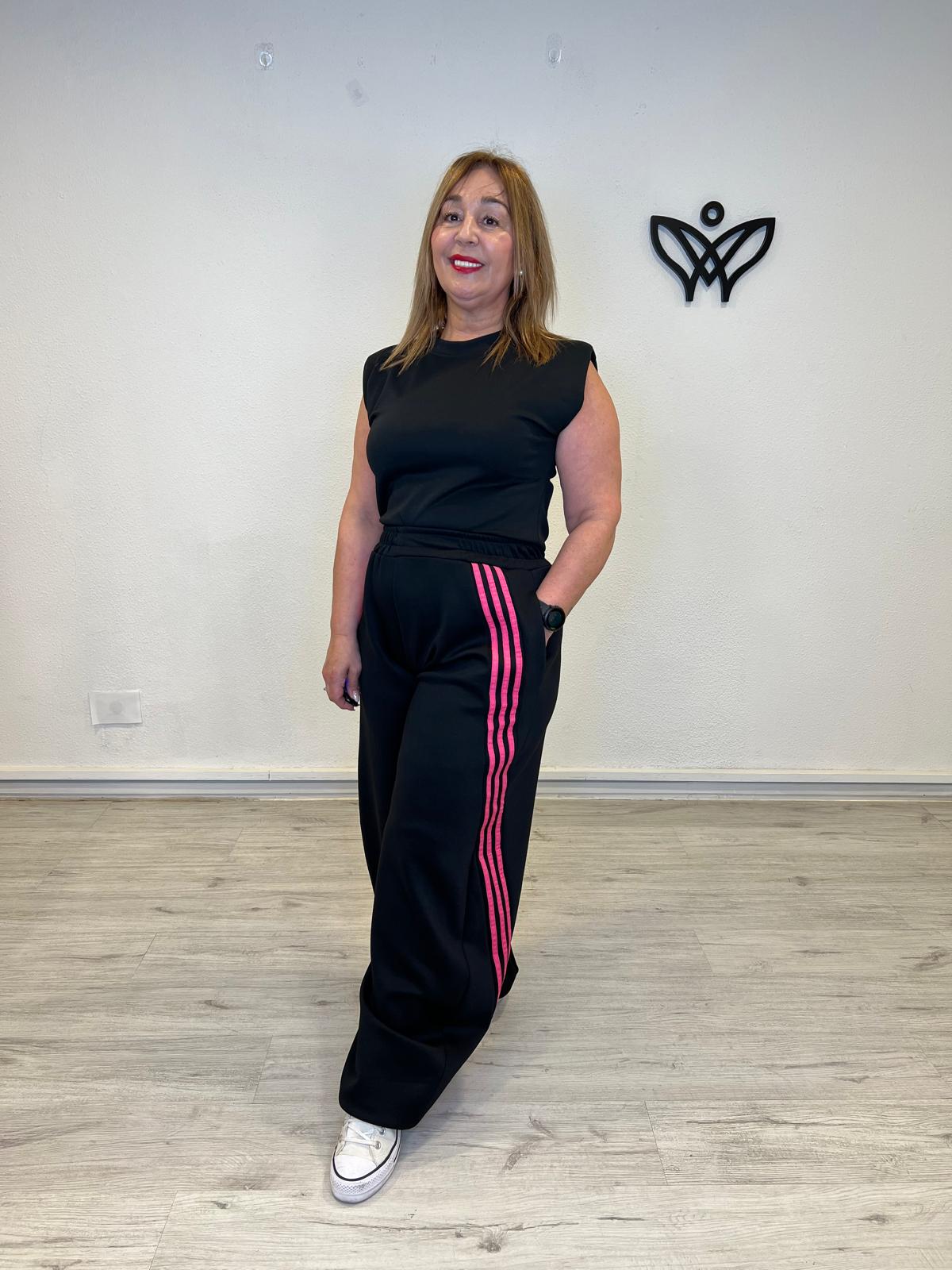 Pantalón deportivo negro con rayas fucsia y bajo ajustable