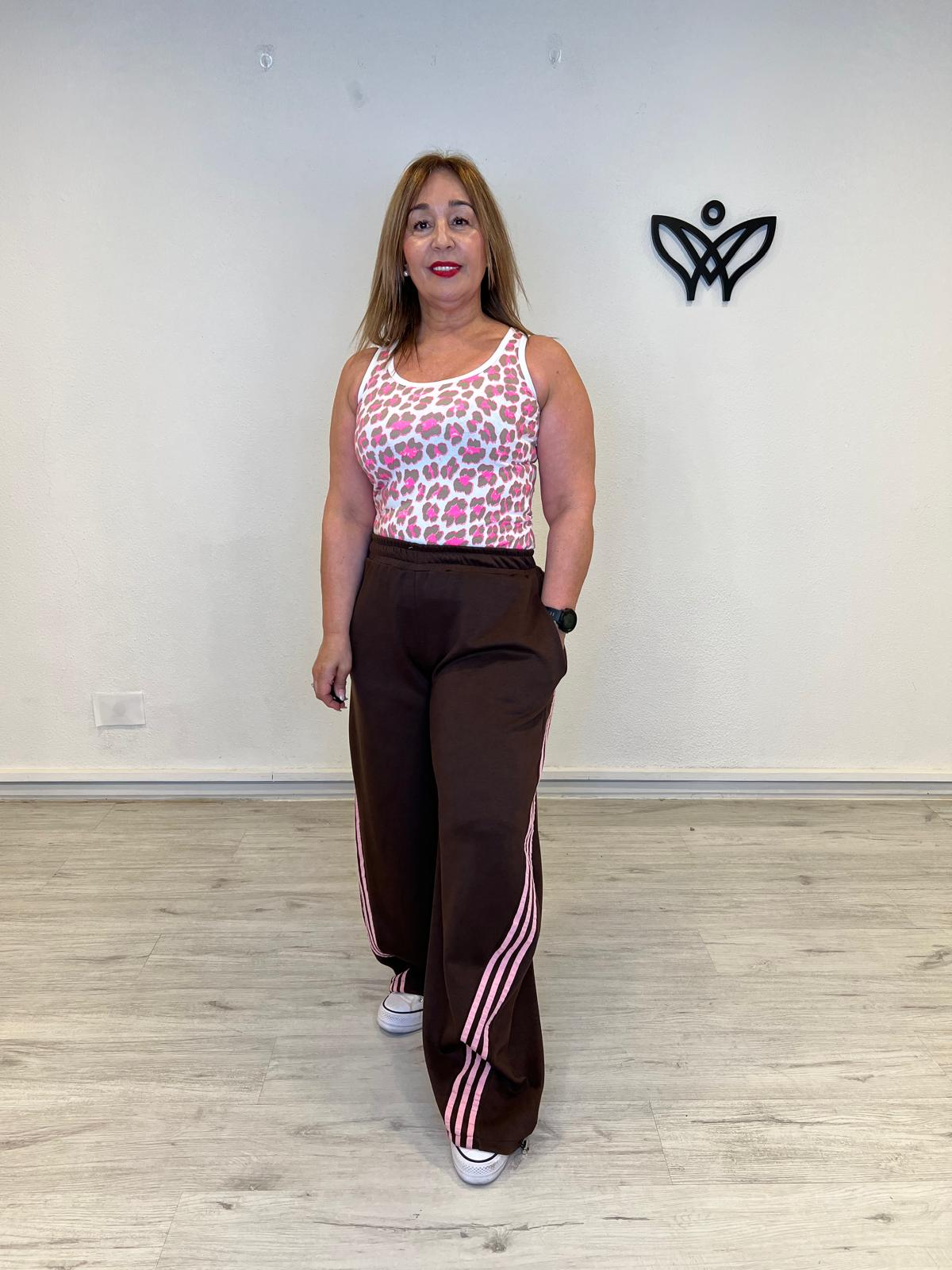 Pantalón deportivo marron con bolsillos y bajo ajustable