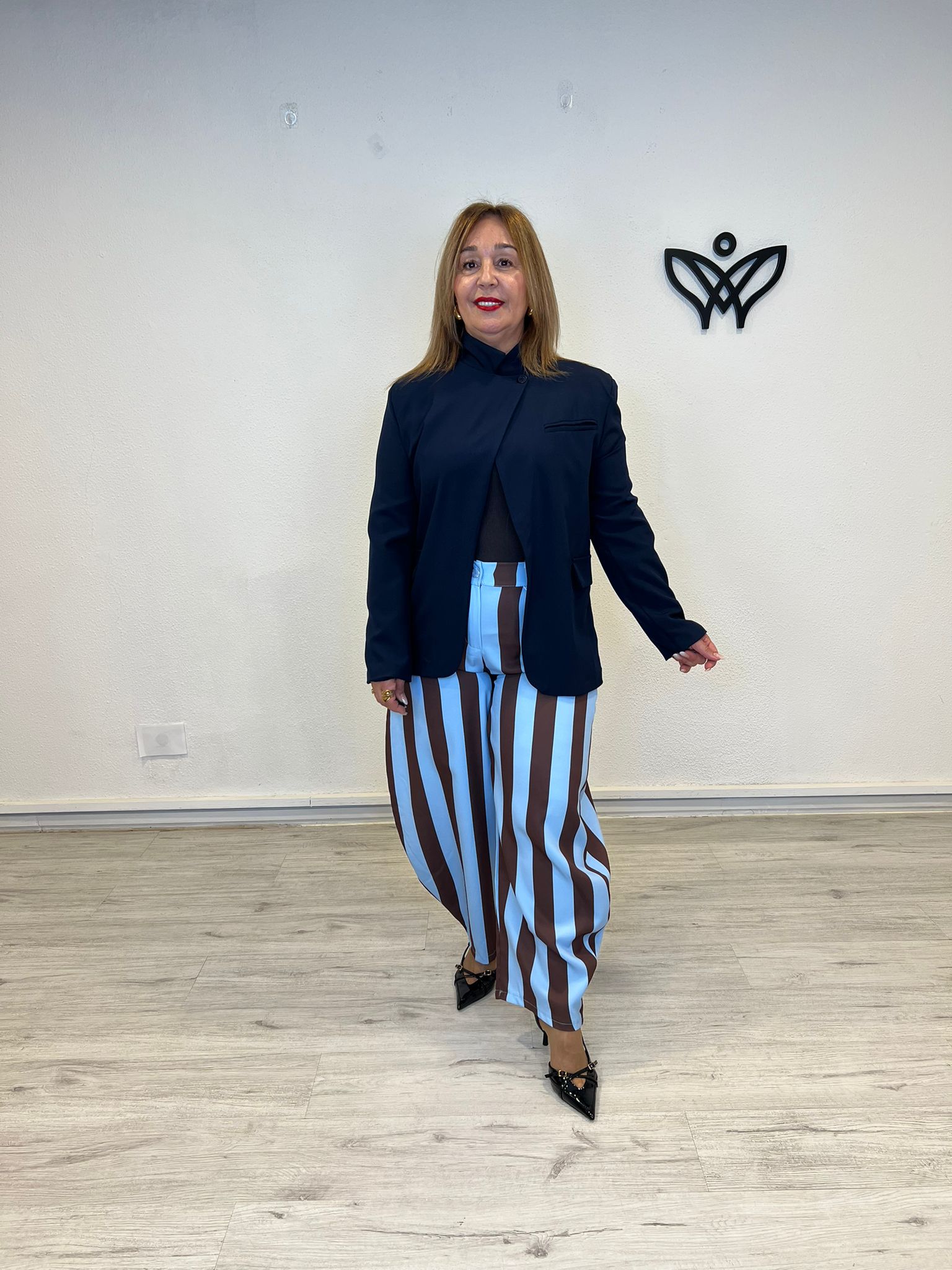 Americana azul marino cruzada con hombreras tendencia