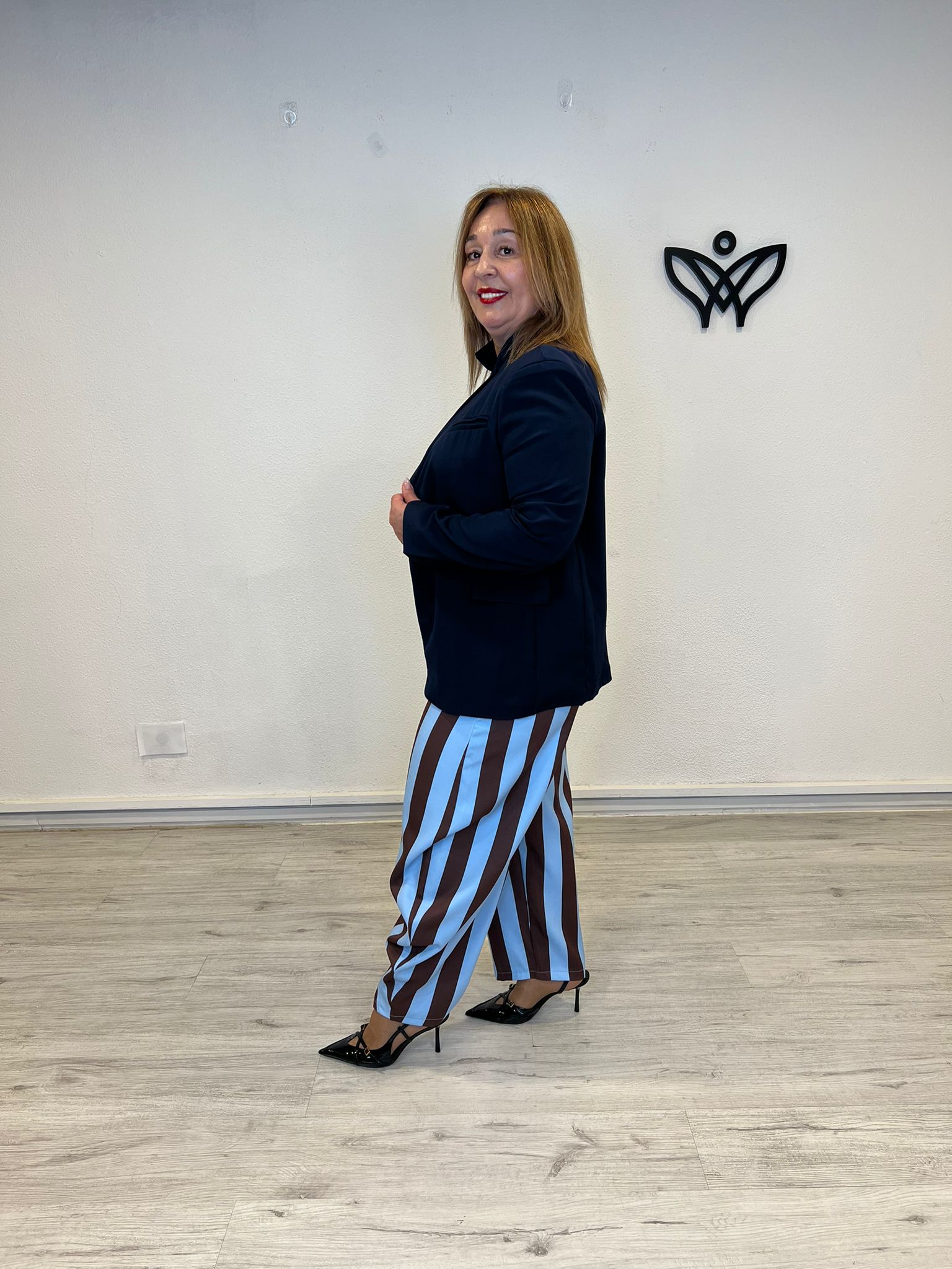 Americana azul marino cruzada con hombreras tendencia