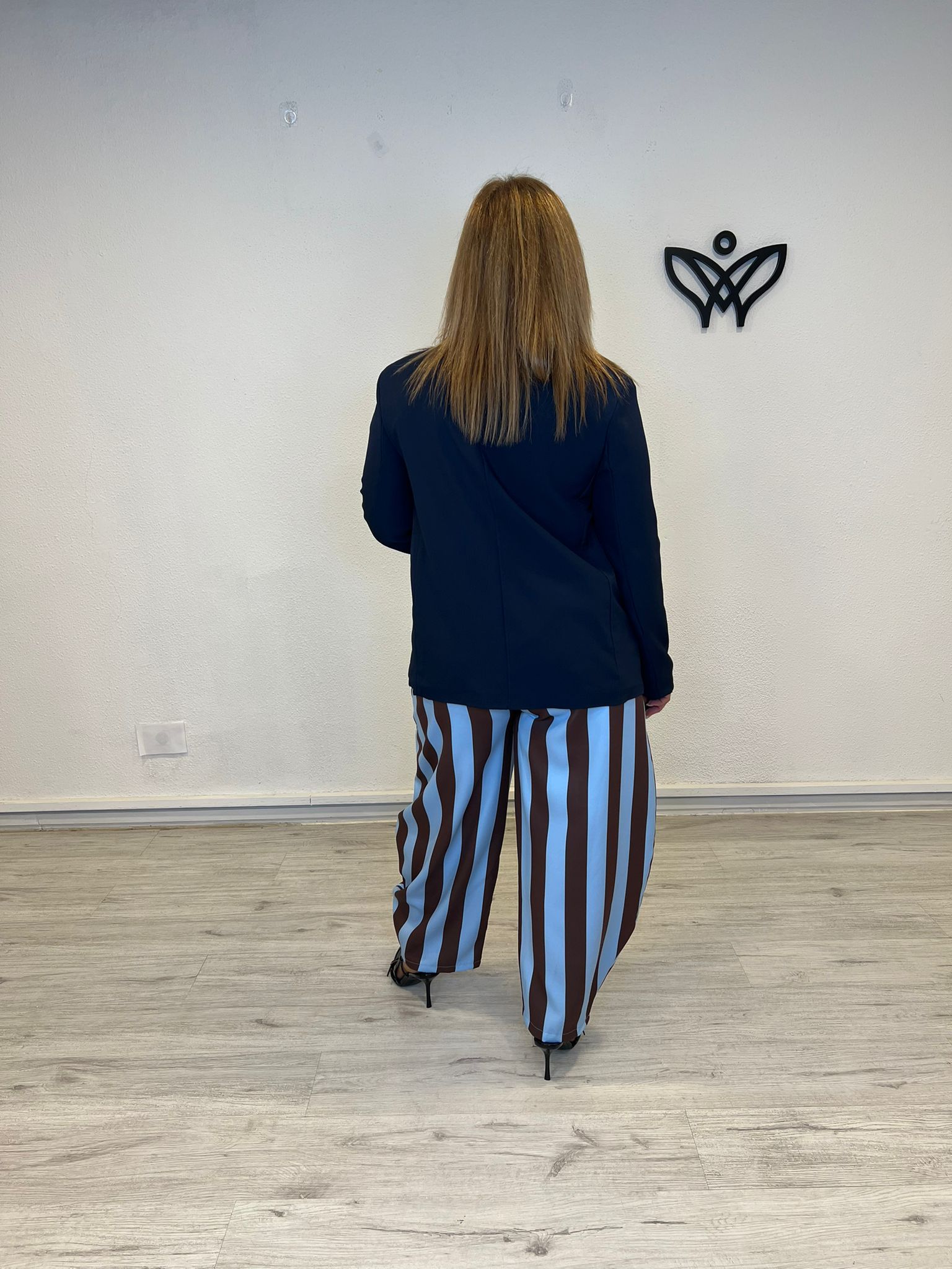 Americana azul marino cruzada con hombreras tendencia