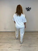 Conjunto deportivo blanco con rayas laterales
