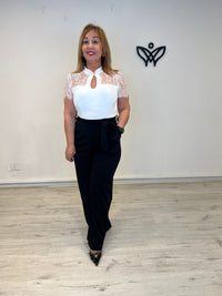 Mono blanco y negro palazzo con encaje elegante
