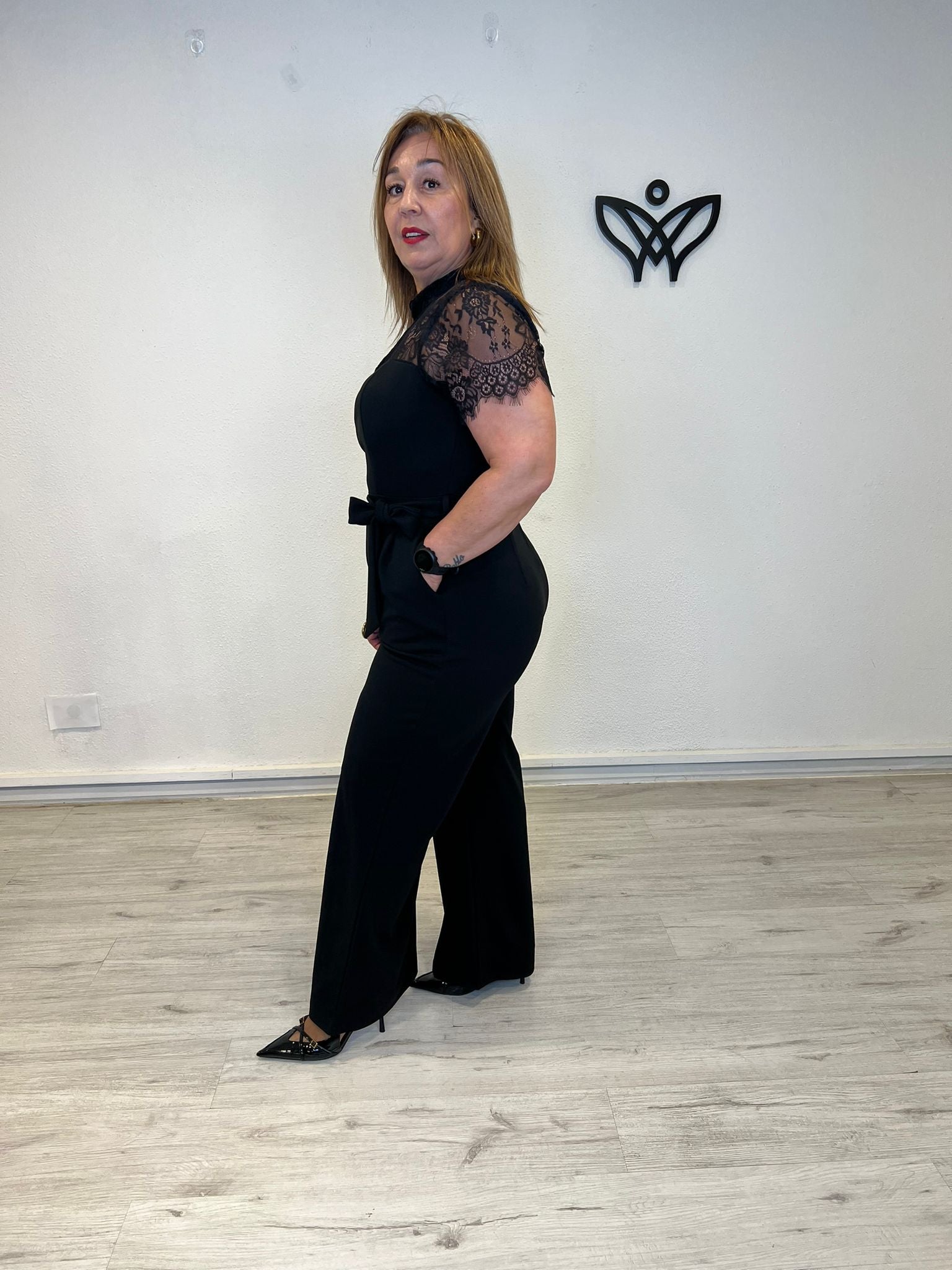 Mono negro palazzo con encaje elegante