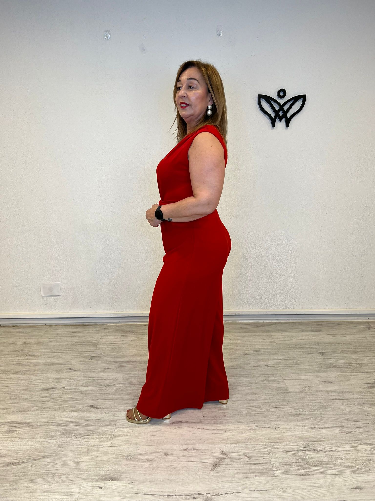 Mono palazzo rojo con nudo en cintura y escote pico
